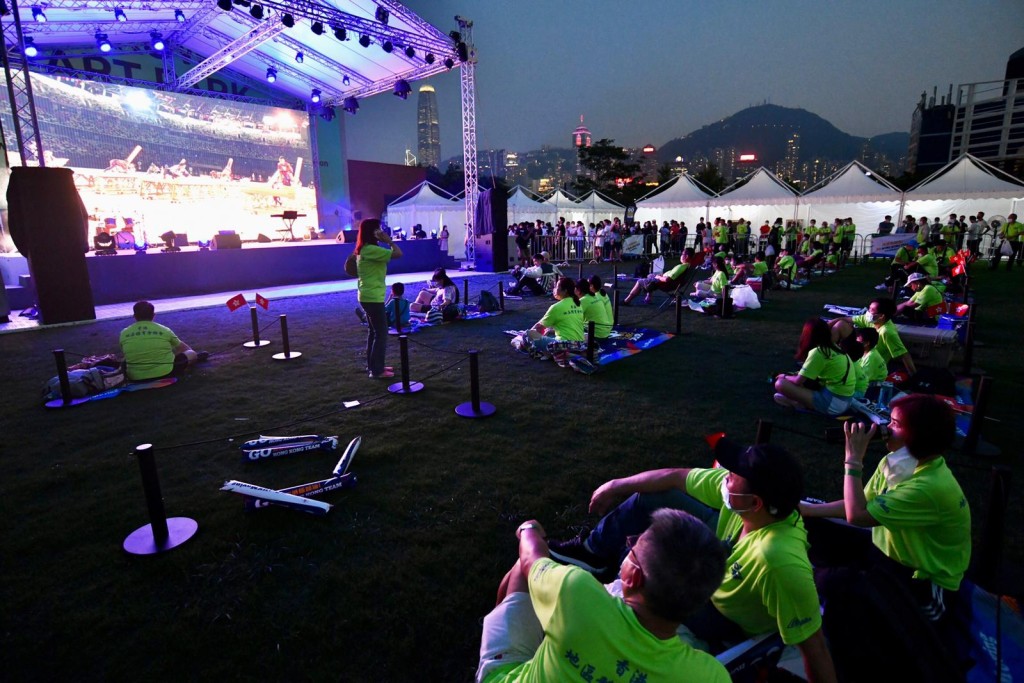 市民出席西九文化區藝術公園舉行的奧運開幕活動。