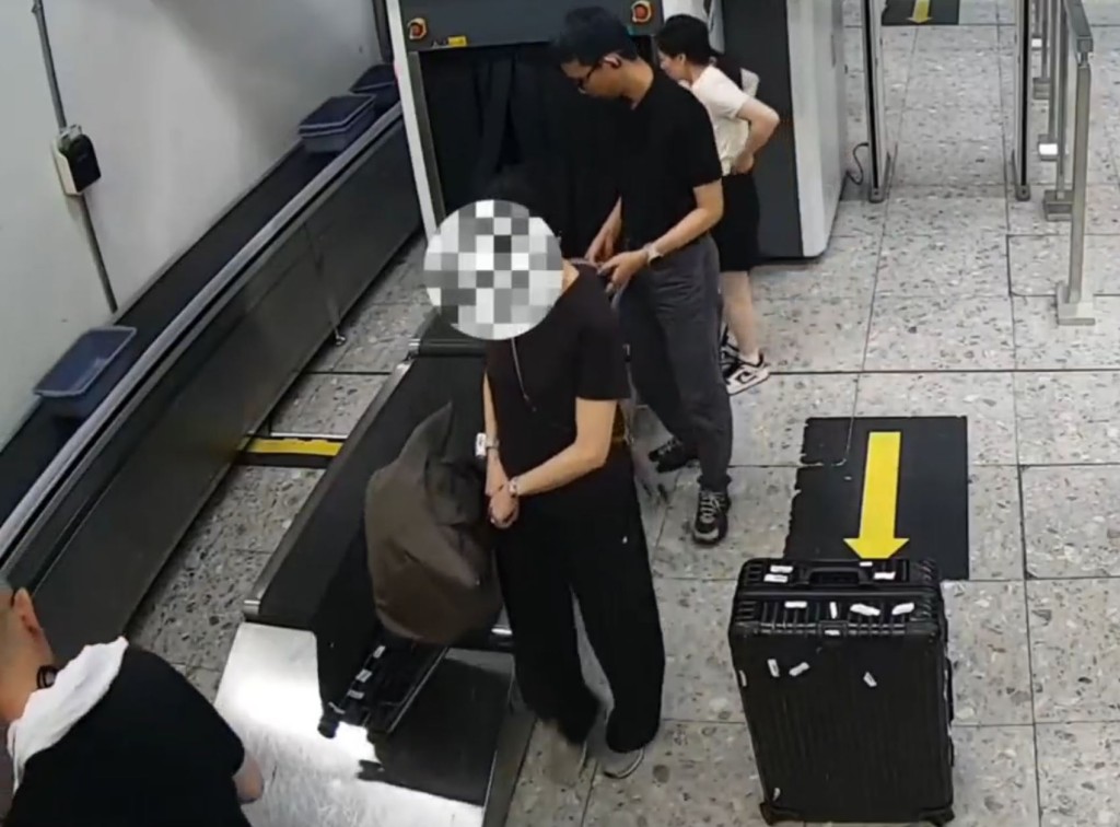 外籍女企圖走私20件清代、民國文物出境，被西九龍站海關截獲。海關發布