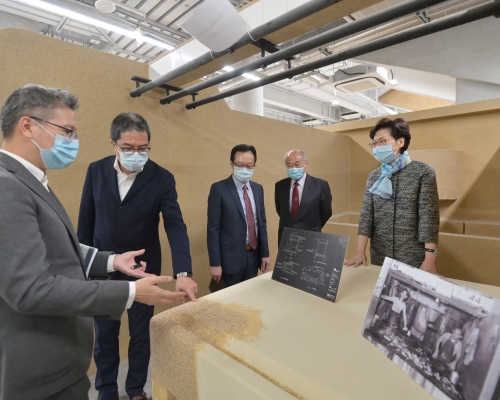 林鄭月娥到訪中環街市。政府新聞處