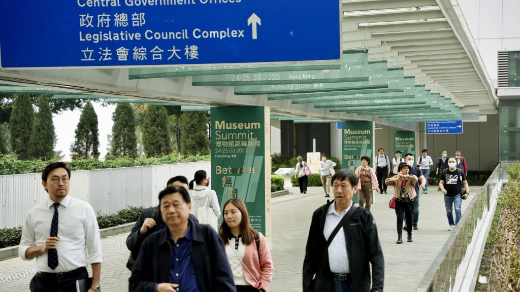 公務員成為首要「谷票」對象。資料圖片 公務員成為首要「谷票」對象。資料圖片