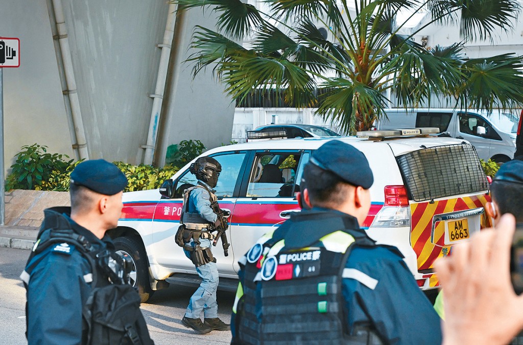 大批军装警员亦穿戴防刺战术背心及荷枪实弹在法院大楼周边巡逻戒备。