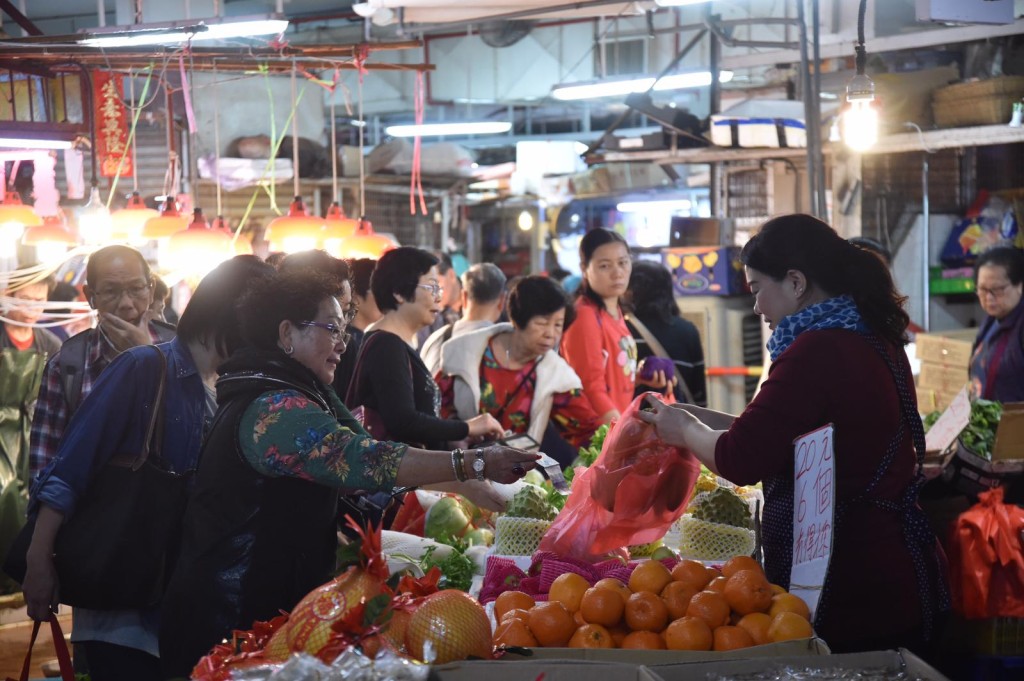 街市擠滿買菜準備團年飯的市民。