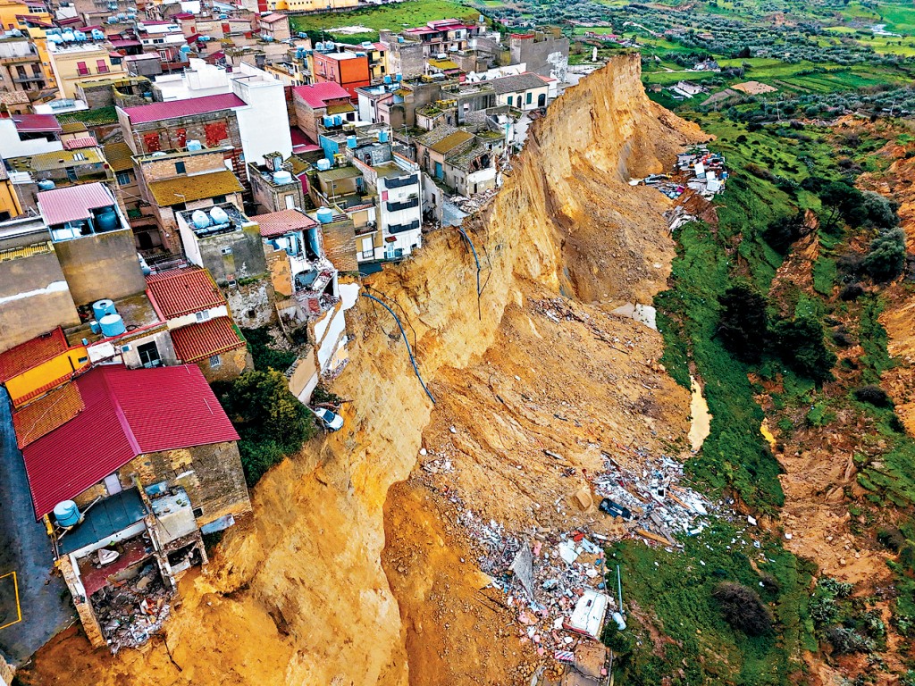 尼塞米鎮遭遇氣旋吹襲，造成長達4公里的山坡崩塌，部分房屋建築物墜落懸崖。