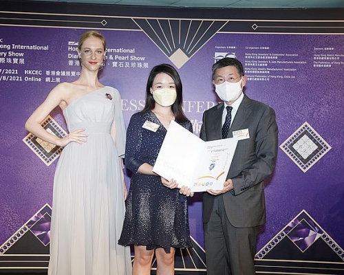 陈颖琳（中）与颁奖嘉宾（右）及示范得奖作品的模特儿合影。