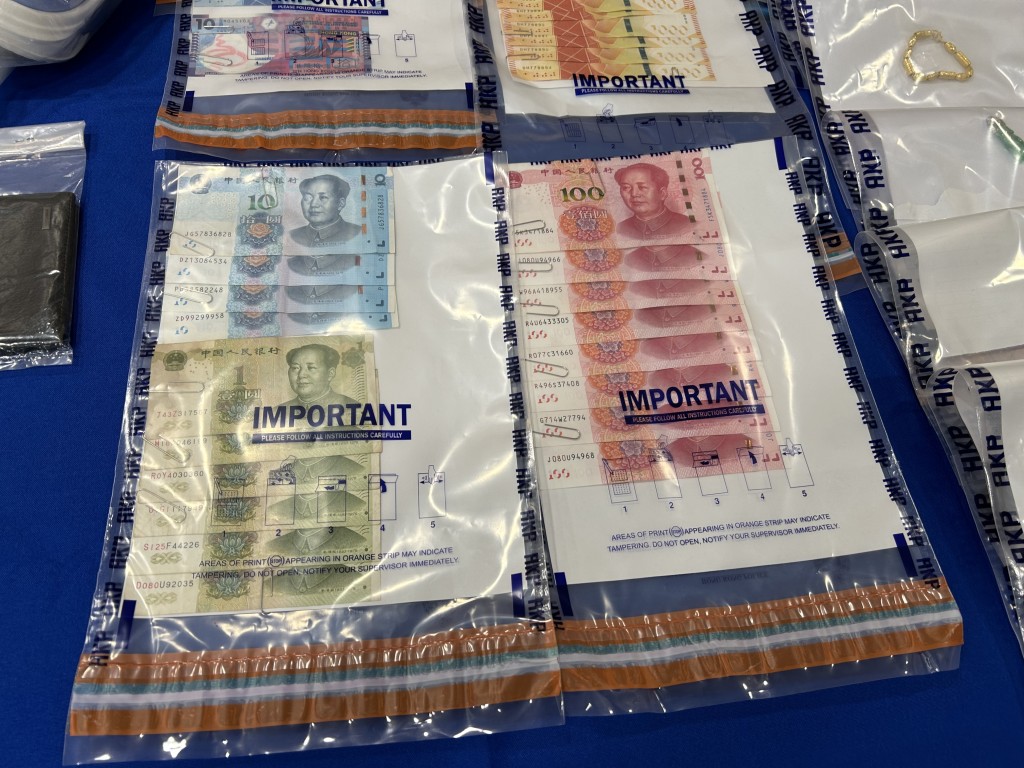 警方起回部份失物,包括現金、首飾珠寶,以及典當失物的當票。曾志恒攝 警方起回部份失物,包括現金、首飾珠寶,以及典當失物的當票。曾志恒攝