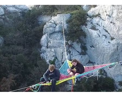 有人在几条绳的交接处结成一个绳网。jukin media