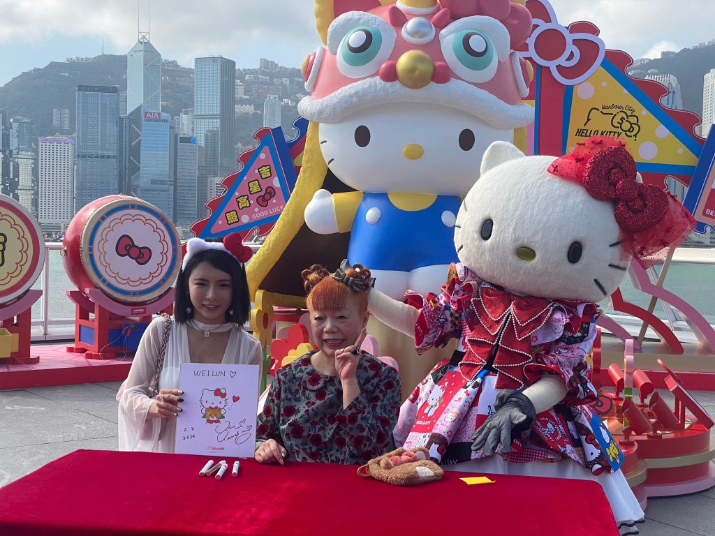 趙小姐（左）專誠由台灣來港參加簽名會，她說自己從小喜歡Hello Kitty。