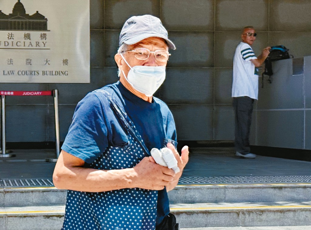 沒有律師代表的何伯，昨在區域法院承認意圖傷人罪。