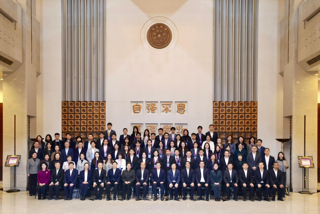 李家超在清華大學,與校方以及來自北京不同高校的香港學生代表大合照。李家超fb 李家超在清華大學,與校方以及來自北京不同高校的香港學生代表大合照。李家超fb