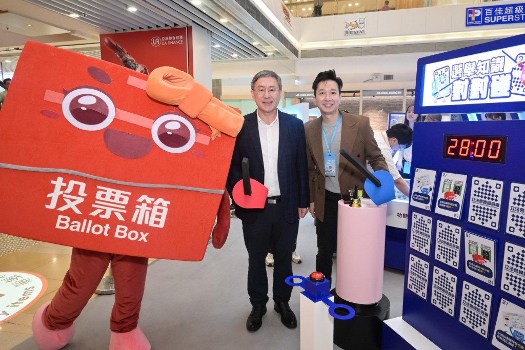 卓永興今日到青衣長發廣場，參與「選舉進社區」推廣工作。