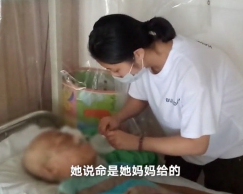 趙思琦為了進行骨髓手術救活媽媽,放棄了今年的高考。影片截圖
