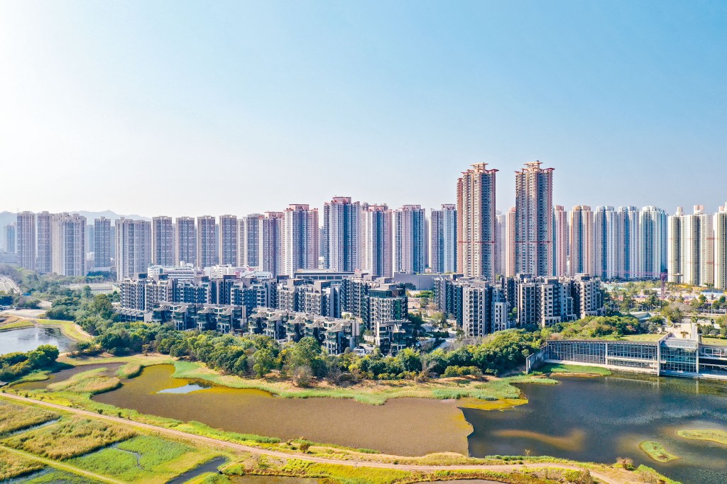天水围Wetland Seasons Park位处湿地缓冲区，发展商在保育与发展上取得平衡。