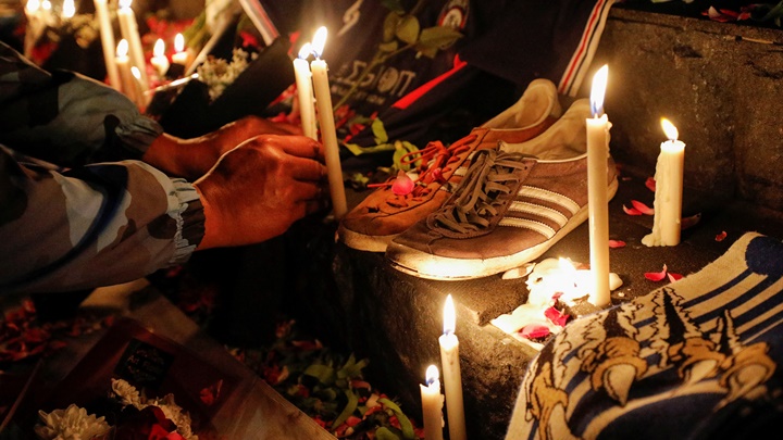 有悼念民眾放上運動鞋悼念死者。路透社圖片