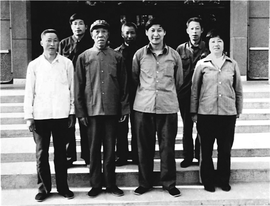 1985年5月，习近平离开正定前，与省劳模黄春生（前排左一）等3位劳动模范和结对帮扶户人员合影。