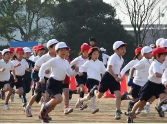 日本的小朋友大多從幼稚園開始，就會參加「冬季耐寒訓練」。