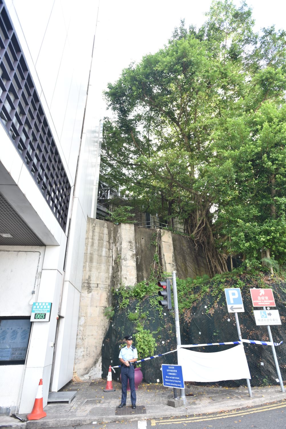 男子瑪麗醫院墮樓送院。