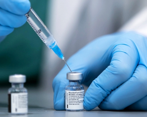日本發現輝瑞疫苗含白色懸浮物，藥廠解釋屬原液成分凝固。資料圖片