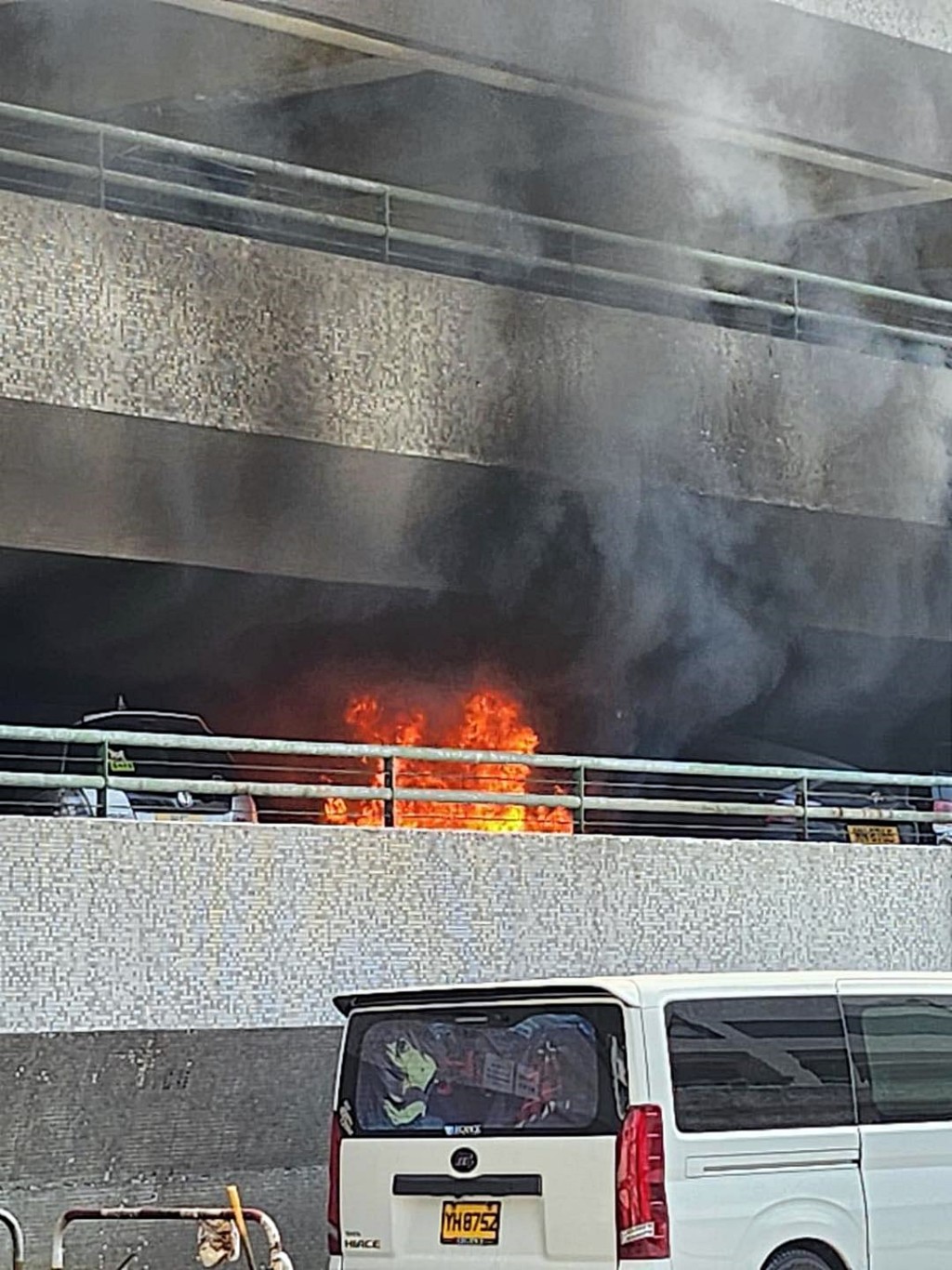 火势一度非常猛烈。fb：关注兆禧苑停车场小组