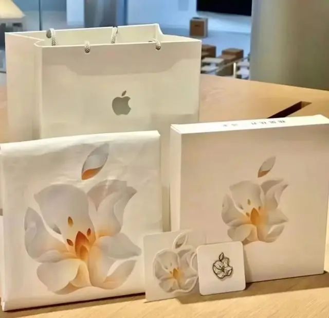 滿滿的白玉蘭元素的蘋果新店紀念禮盒。