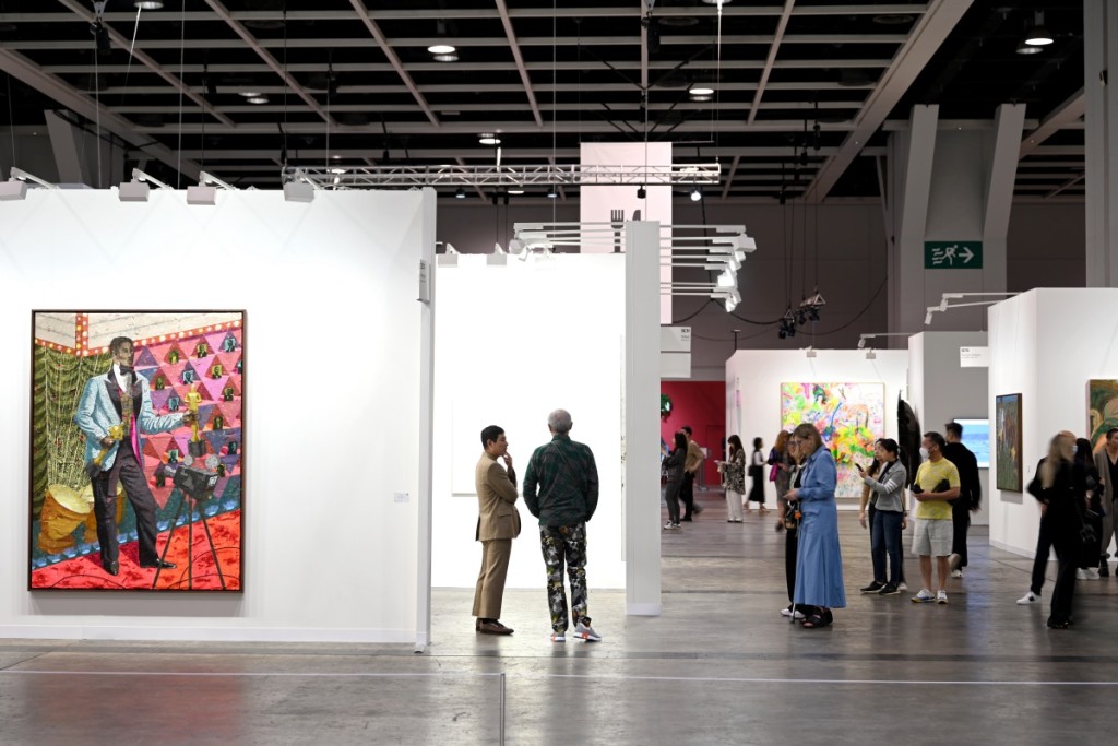對於藝術界人士憂慮，疫情後香港能否保持全球三大藝術品交易中心及亞洲藝術品交易市場地位的擔憂，相信2大藝術展的人流，將能成為香港藝術界的首支強心針。