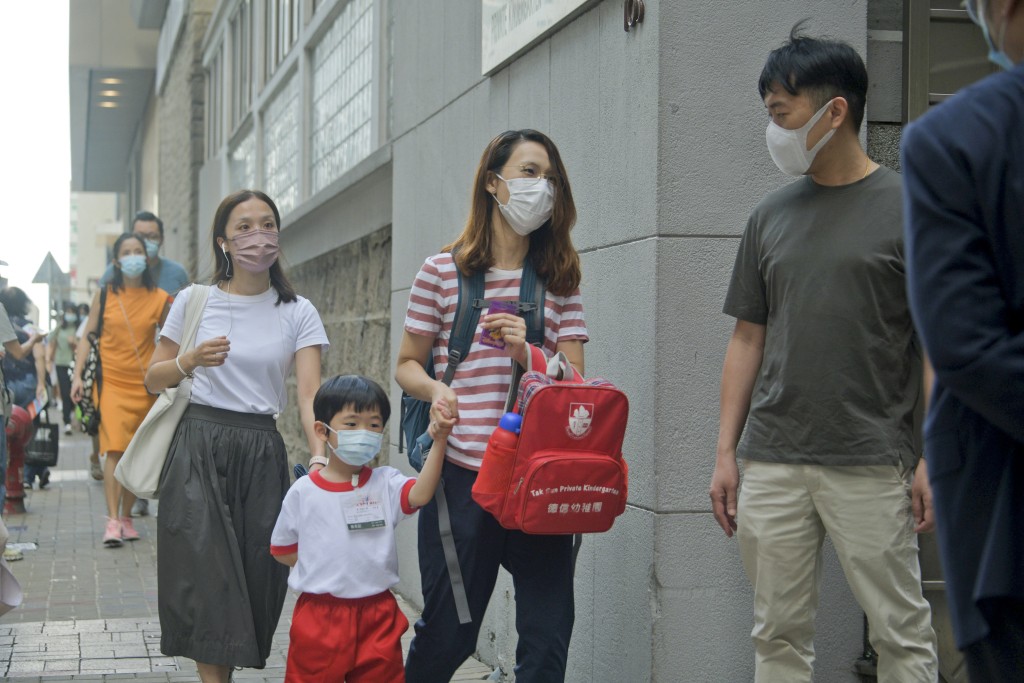 在復課前，家長可先帶子女到學校附近的商場，遠望學校，再途經及留意學校附近的設施，讓小朋友知道他們將要重新面對怎樣的環境。