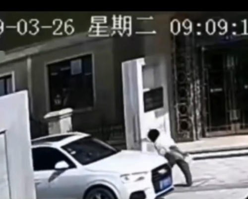 男子竟開車直接撞向女清潔工報復。 影片截圖