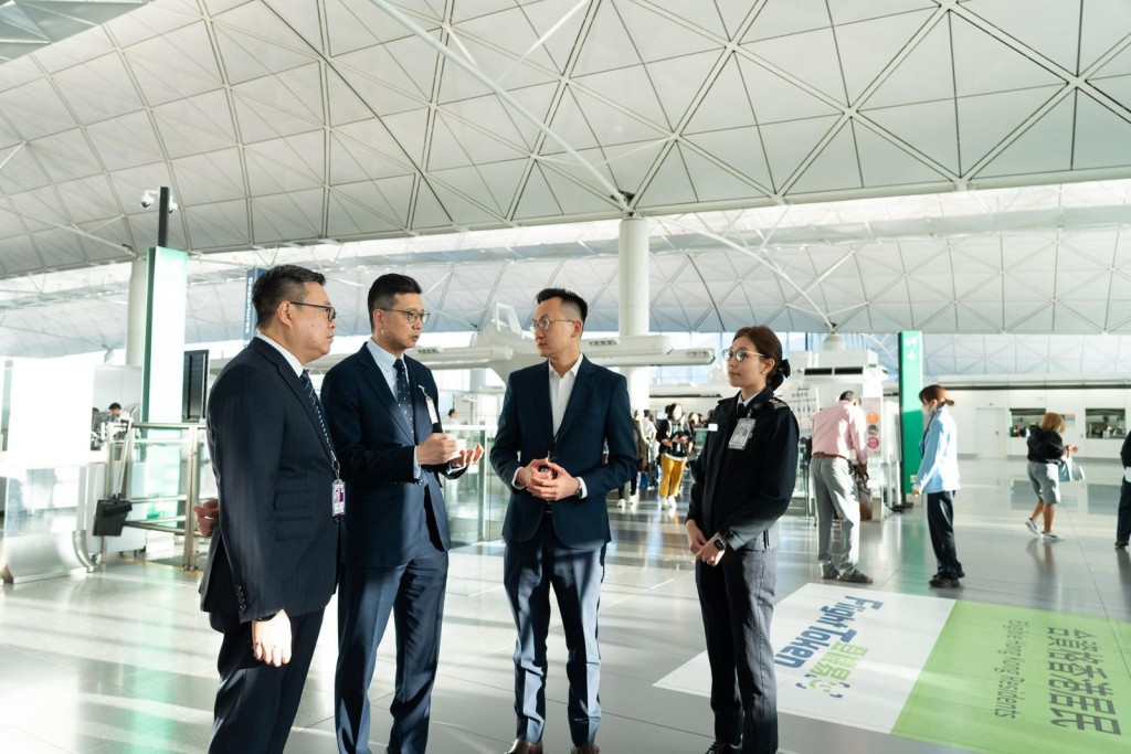 入境處處長郭俊峯及副處長（管制、簽證及證件）程和木日前到不同管制站實地視察及了解準備工作。入境處ig