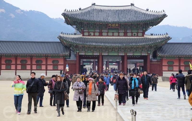 遊客到訪韓國古建築。