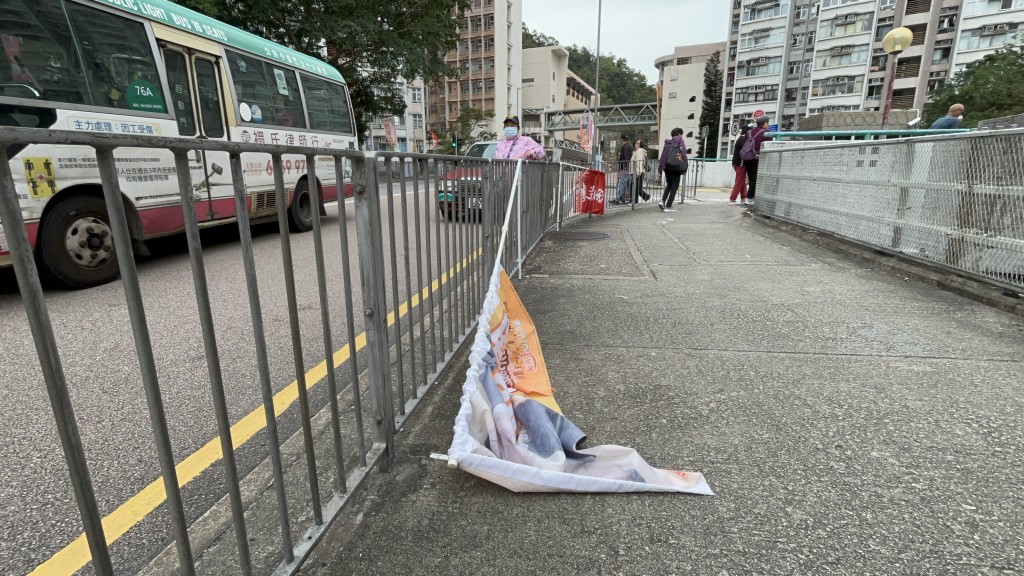 選舉直幡的長杆被折曲，幡旗墮地。楊偉亨攝