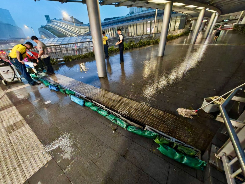 車站前綫及維修團隊一直加强巡邏及檢查。 車站前綫及維修團隊一直加强巡邏及檢查。