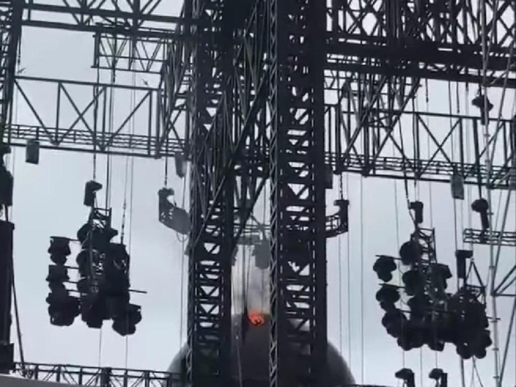 五月天香港演唱会于5月1日第二场演出前，发生舞台装置起火情况。（网上图片）