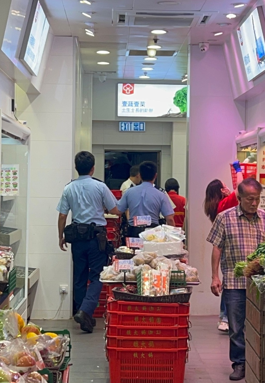 警員到店舖後門調查。