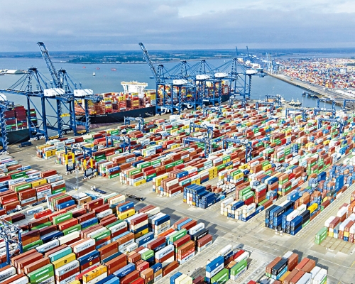 英國費利克斯托港周三可見擺滿貨櫃集裝箱。