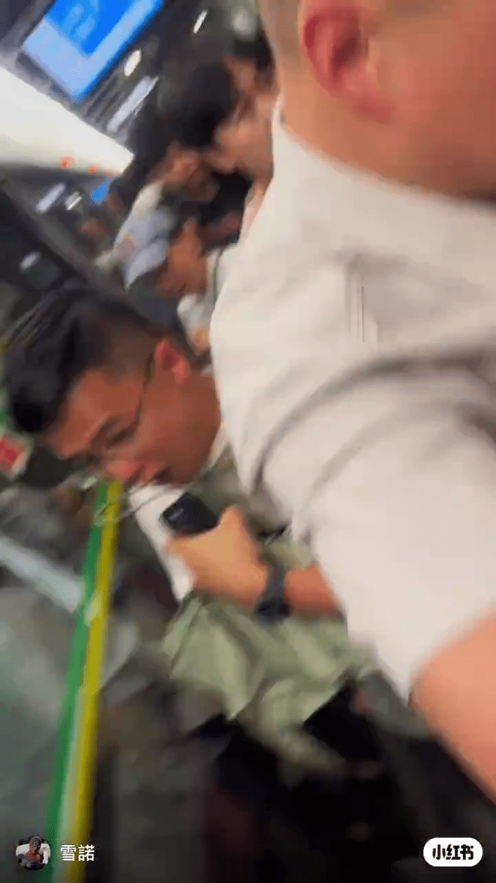 網傳影片,驚慌下乘客急步離開,發生擠湧。 網傳影片,驚慌下乘客急步離開,發生擠湧。