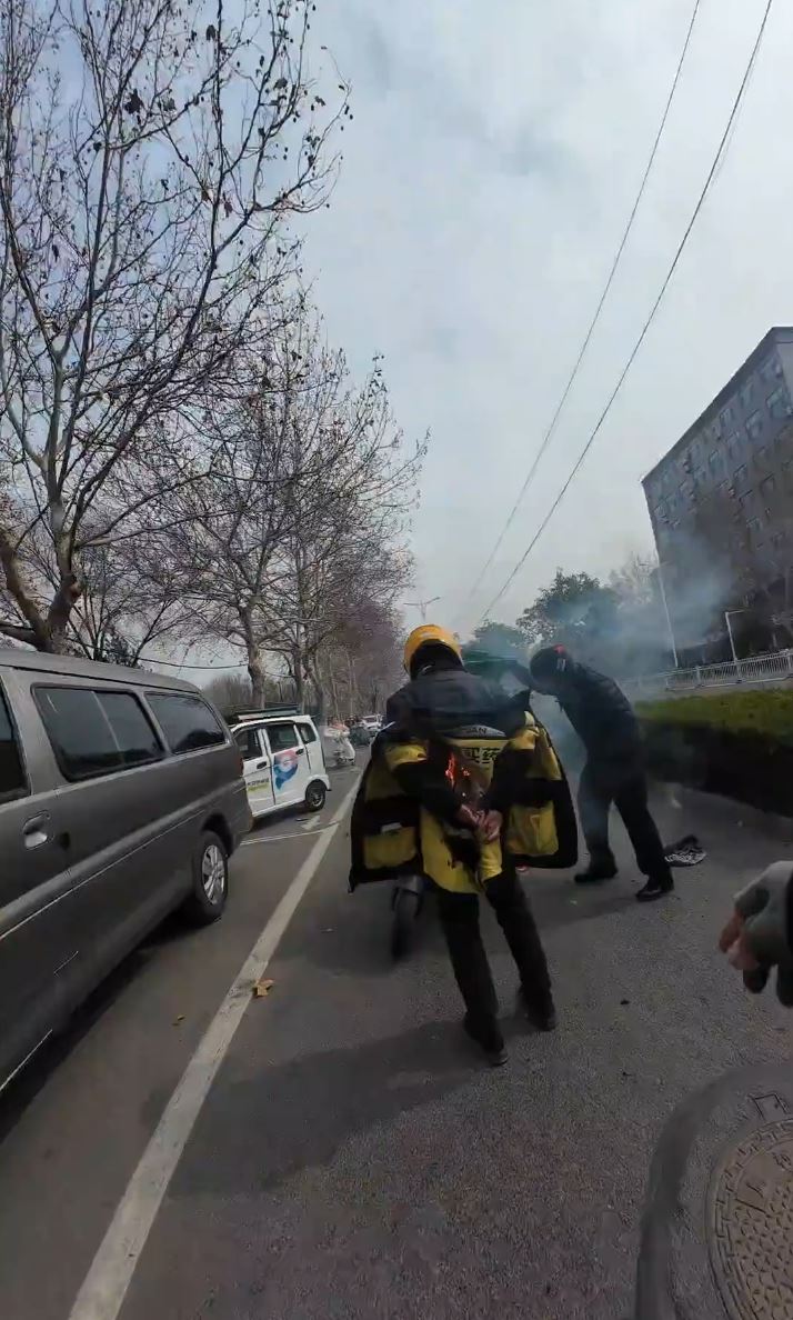 許先生協助起火騎手脫掉衣服。抖音@多哆飼養員