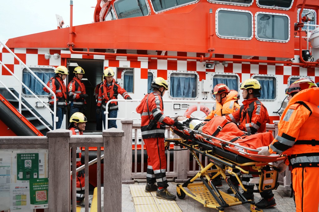 消防模擬將傷者經消防輪送院治理。 消防模擬將傷者經消防輪送院治理。