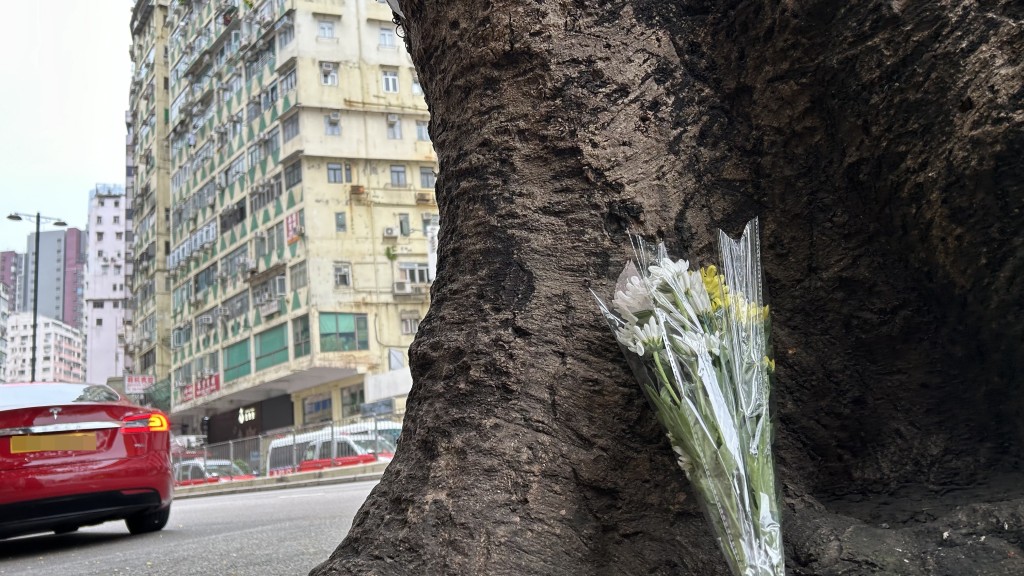 有熱心街坊擺放花束悼念死難者。蔡楚輝攝
