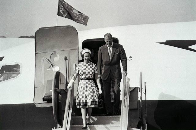 英女皇与皇夫1975年乘坐皇家专机首次抵港。网图