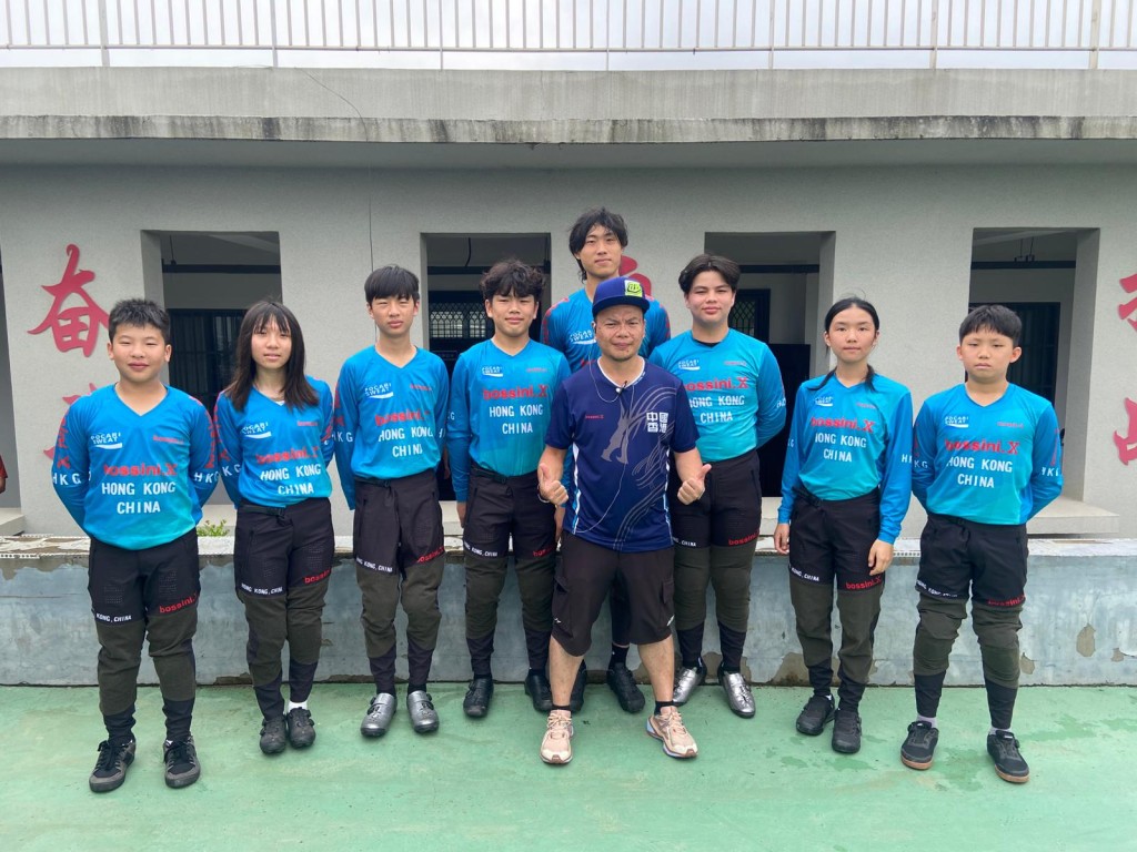 香港小輪車隊員:前排: 王德仁教練 後排左起: 陸衍承、陳貴詞、林灝、莊子睿、戴卓安、庫克頌禮、李思彤、黃皓承。香港單車總會圖 香港小輪車隊員:前排: 王德仁教練 後排左起: 陸衍承、陳貴詞、林灝、莊子睿、戴卓安、庫克頌禮、李思彤、黃皓承。香港單車總會圖