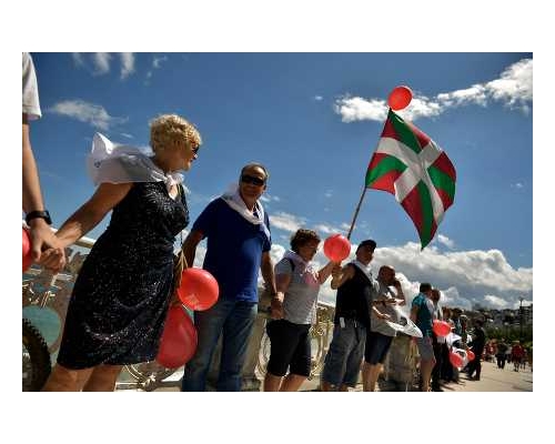 數以萬計群眾手牽手排成一條約202公里長的人鏈，向當局要求舉行自治區獨立公投的權利。AP