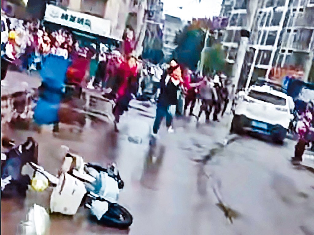 湖南常德小學發生車輛撞人事件,現場十分混亂。