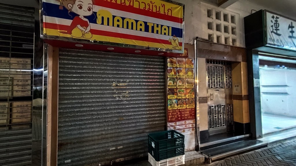 有街坊表示，鱷魚一度逃至一間泰國菜館。