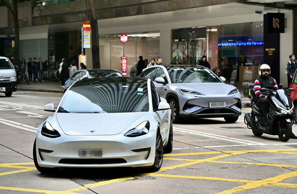約1.3萬架透過電動車「一換一」計劃完成首次登記的電動私家車當中,國產品牌在前五名中,強勢佔據4個席位。 約1.3萬架透過電動車「一換一」計劃完成首次登記的電動私家車當中,國產品牌在前五名中,強勢佔據4個席位。