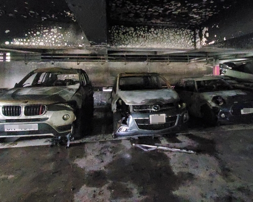 多部車輛遭火警波及。
