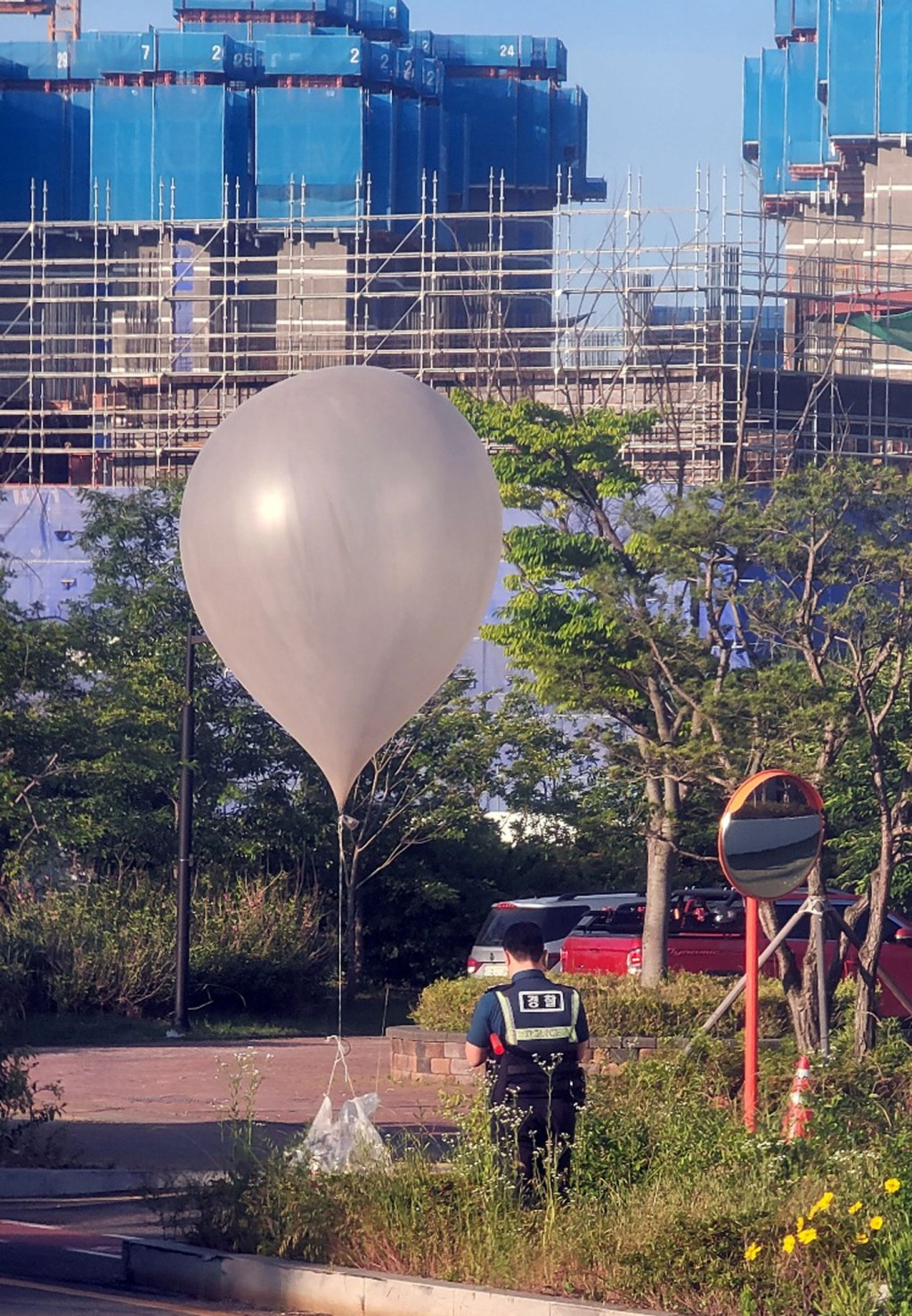 北韩的气球被指装有各式垃圾。路透社