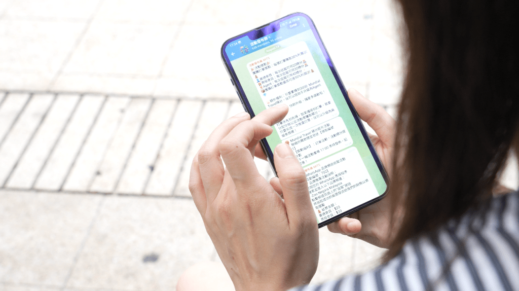 記者向其中一個假回收舊衣專頁查詢，隨即被游說加入群組進行刷單任務。