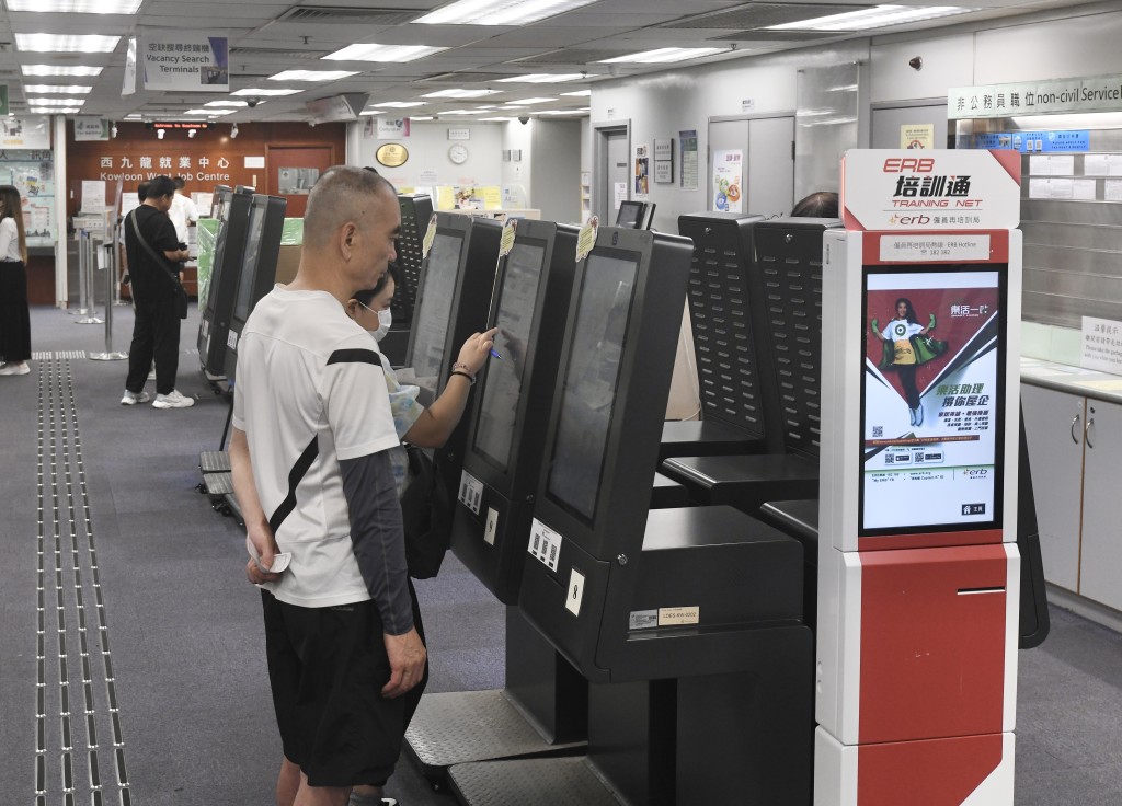 「補充勞工優化計劃」作新安排,要求僱主進行四星期本地招聘期間,須每星期參加一次指定就業中心的招聘會。 「補充勞工優化計劃」作新安排,要求僱主進行四星期本地招聘期間,須每星期參加一次指定就業中心的招聘會。