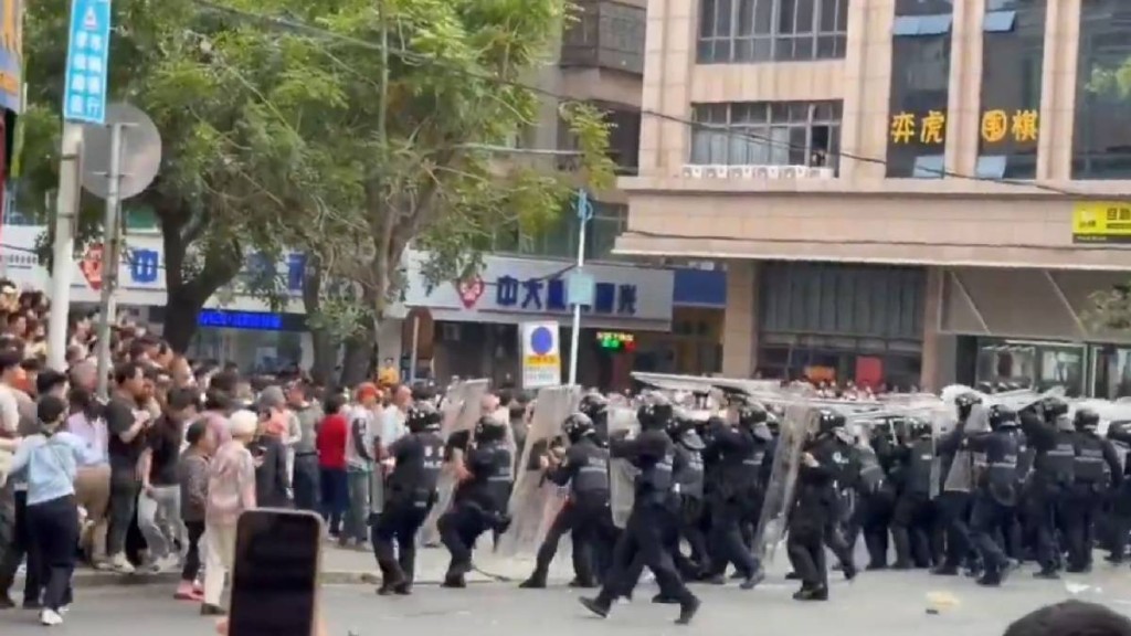 茂名信宜市不滿建殯儀館，警民爆發衝突多人受傷。