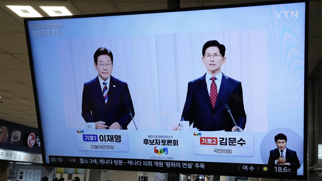 南韓總統大選兩大熱門候選人李在明(左)與金文洙(右)。 美聯社