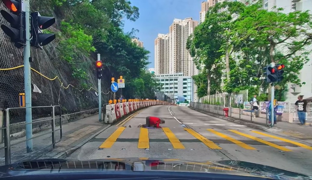 婆婆未能起身。fb「車cam L（香港群組）」影片截圖